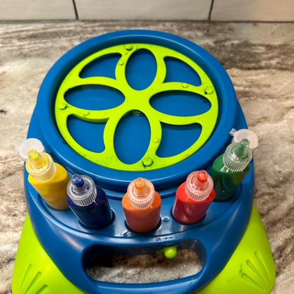 discovery kids Spin N Swirl Splatter Painter - Picture 3 of 5